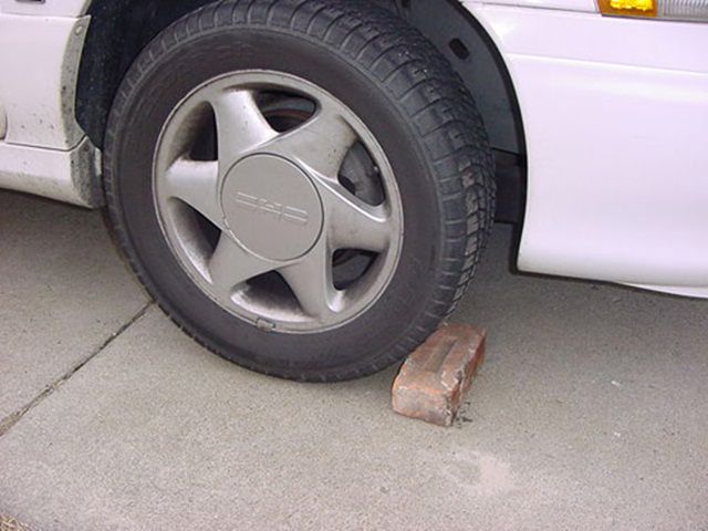 Hướng dẫn thay lốp dự phòng xe ô tô