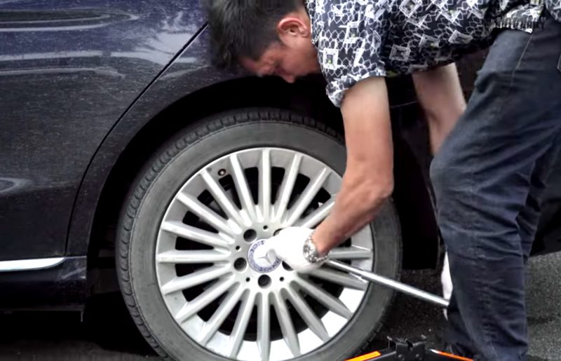 Cách thay lốp xe ô tô